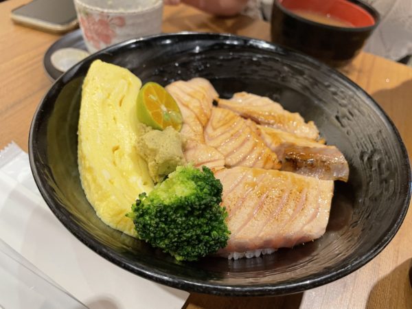 魚韻日式料理 北醫店炙燒鮭魚丼 - 元富期貨李佳舫
