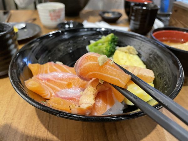 魚韻日式料理 北醫店鮭魚丼 - 元富期貨李佳舫